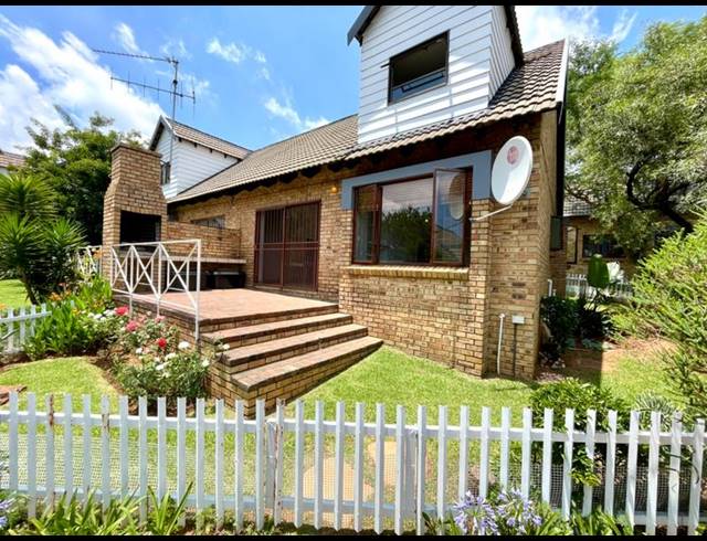 3 BEDROOM TOWNHOUSE FOR SALE IN NOORDHEUWEL